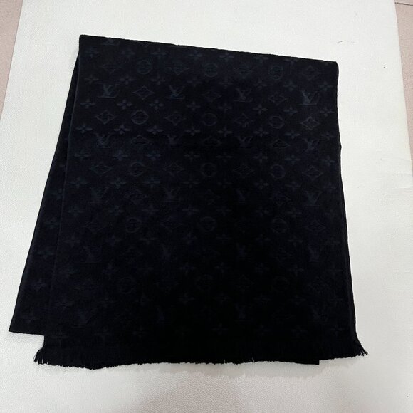 LOUIS VUITTON Monogram Black Wool Scarf - Picture 4 of 7